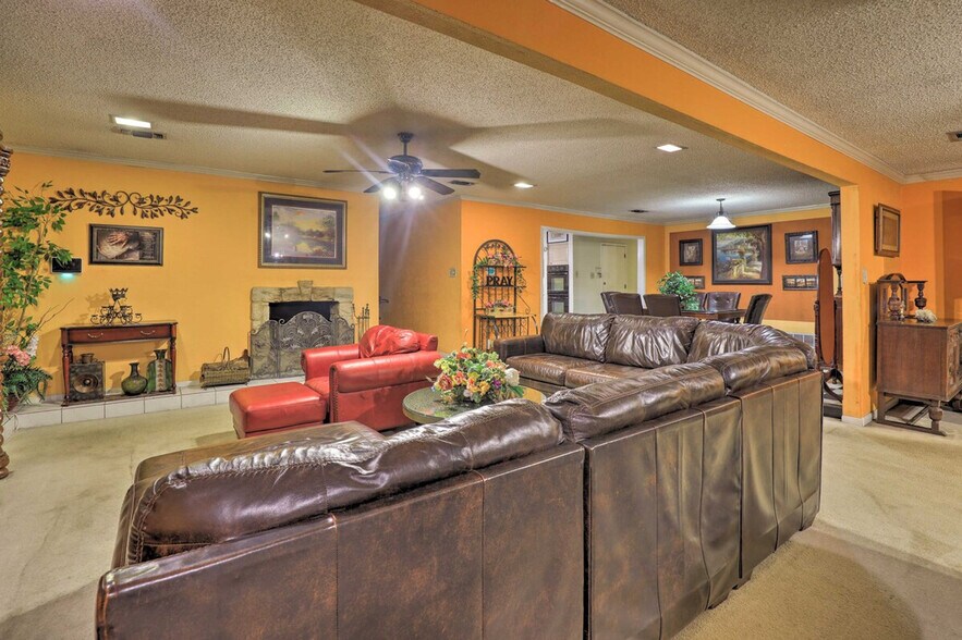 Building Photo - 2109 Woodside Dr