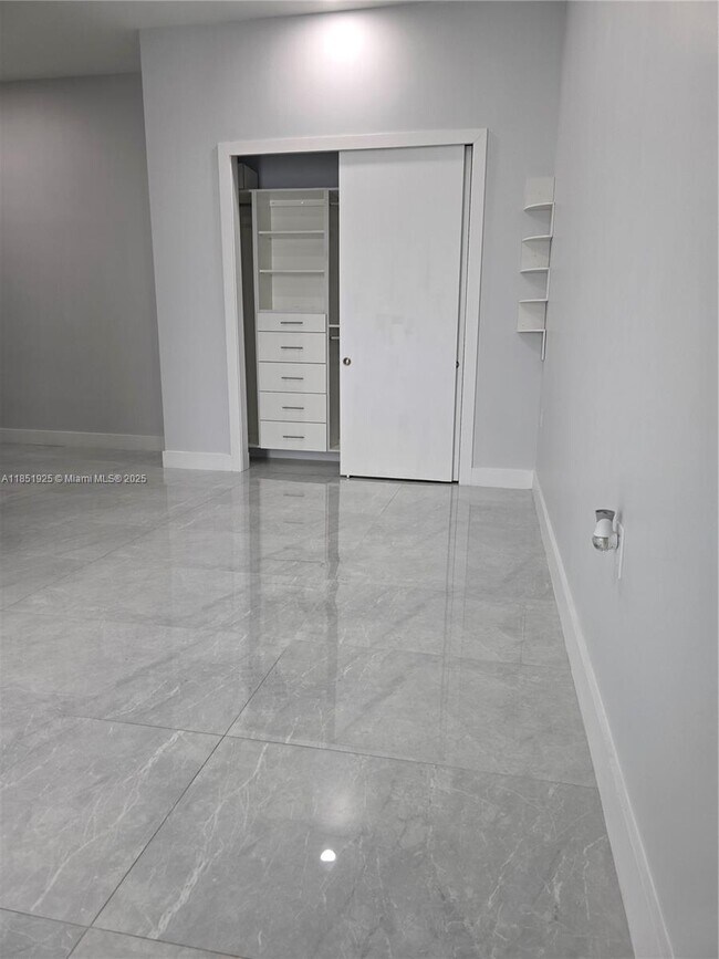 Building Photo - 81 S Royal Poinciana Blvd