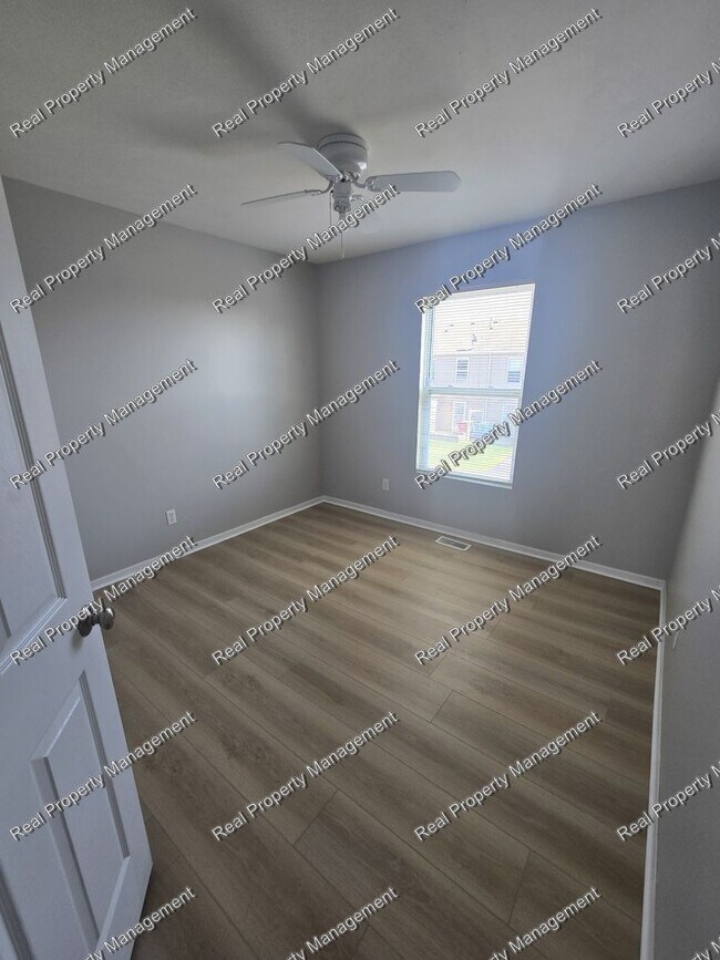 Building Photo - 10401 Paramount Way