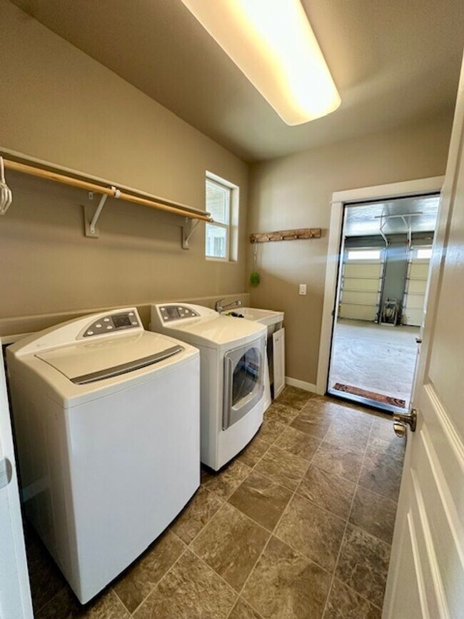 Building Photo - 63266 NW Newhall Pl