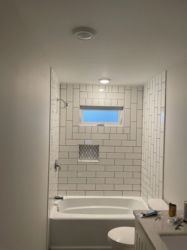 Building Photo - 2 Bedroom, 1.5 Bath Townhouse in LeClaire, IA