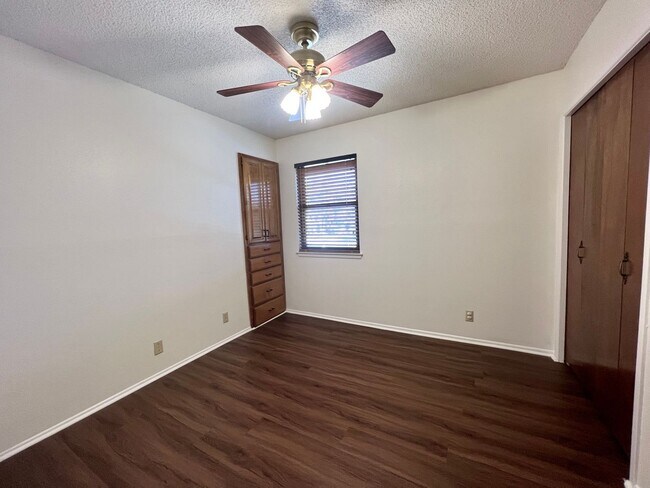 Building Photo - 9100 Tourney St