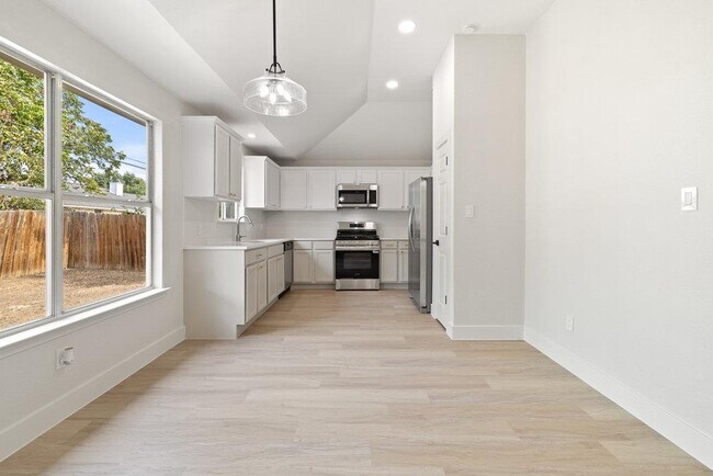 Building Photo - 1006 Cottonbowl Dr