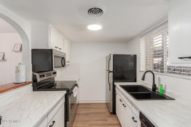 Building Photo - 4701 N 68th St