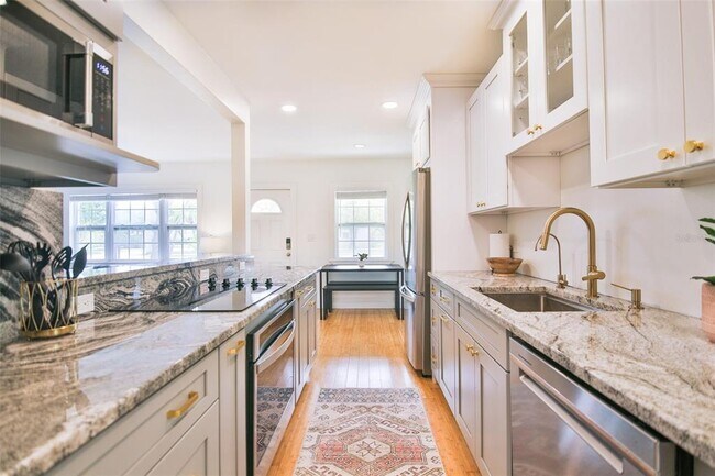 Building Photo - 2181 Hyde Park St