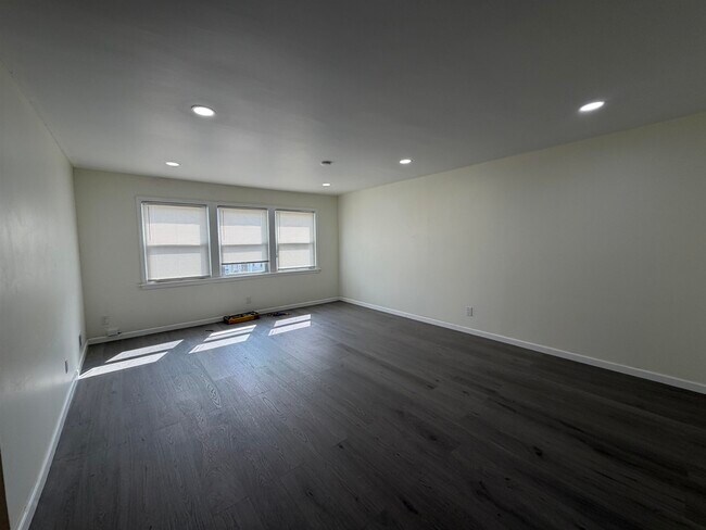 Building Photo - 10 Briarwood Rd