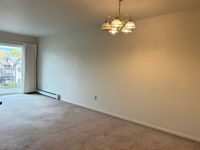 Building Photo - 2 Bed, 1 Bath Apartment at Lynnwood - Beautiful Views!!