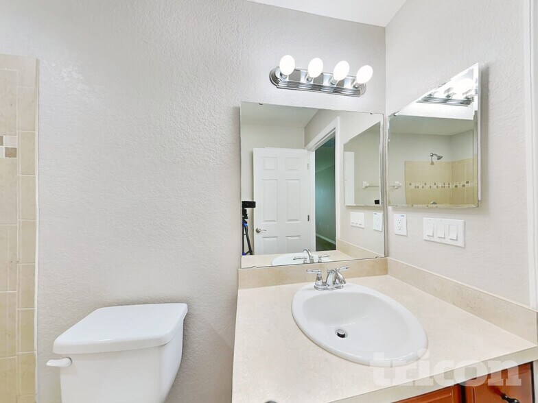 Building Photo - 921 Kingfisher Dr