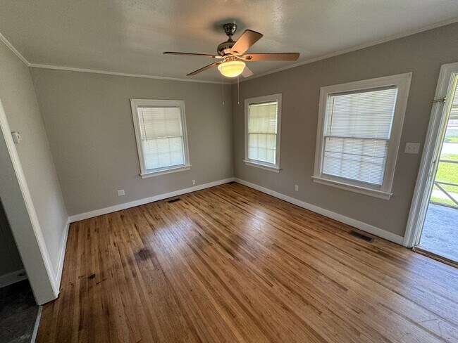 Building Photo - 3 Bedroom House Near Piggly Wiggly