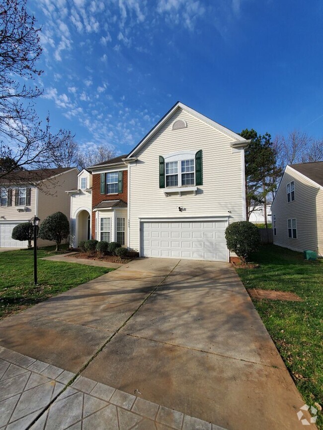 Building Photo - Beautiful, well kept home