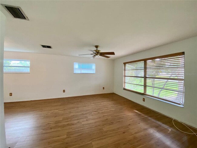 Building Photo - 2084 Ridgelane Rd