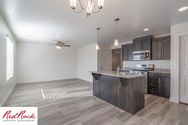Building Photo - 4 Bed/2.5 Bath Townhome in Desert Bluff!