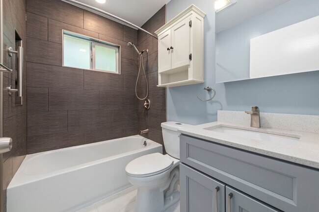 Building Photo - Upstairs 2 bedroom 1 bathroom Condo!