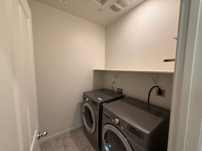 Building Photo - 4-bedroom single story in Manteca!