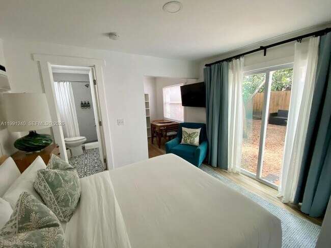 Building Photo - 1121 NE 1st Ave.