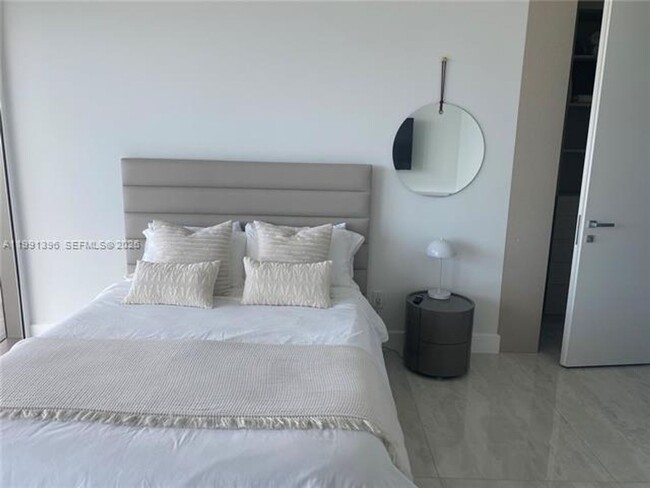 Building Photo - 18975 Collins Ave