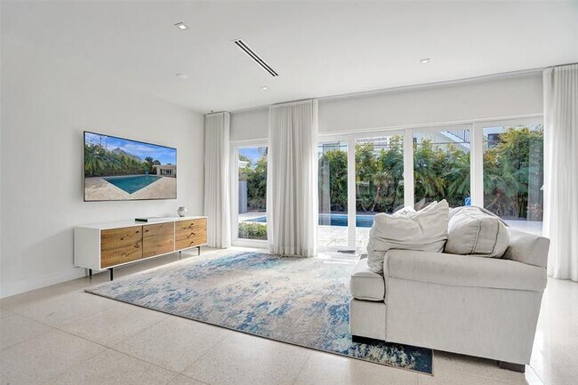 Building Photo - 2514 Yacht Club Blvd