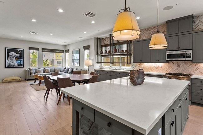 Building Photo - FURNISHED MODEL TOWNHOME IN HOA COMMUNITY