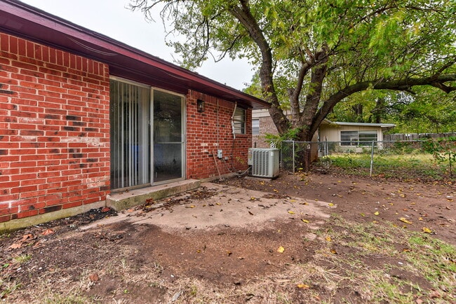 Building Photo - 1333 E Brooks St