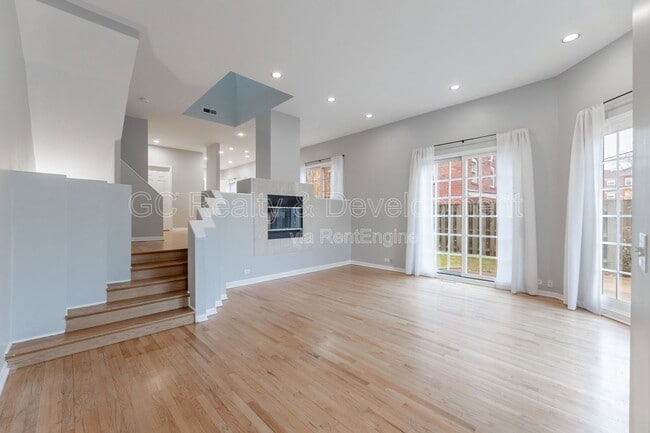 Building Photo - 5424 S Ellis Ave