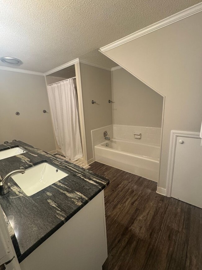 Building Photo - Available NOW in Hammond Hills!!!
