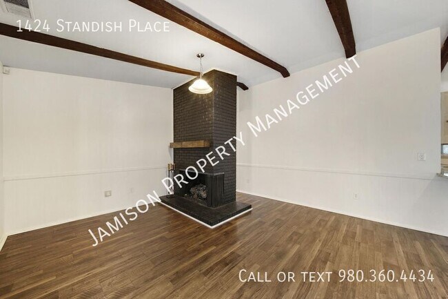 Building Photo - 1424 Standish Pl