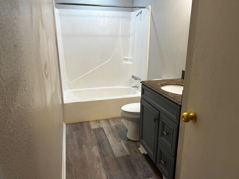 Bathroom 2 - 418 S Park Ave