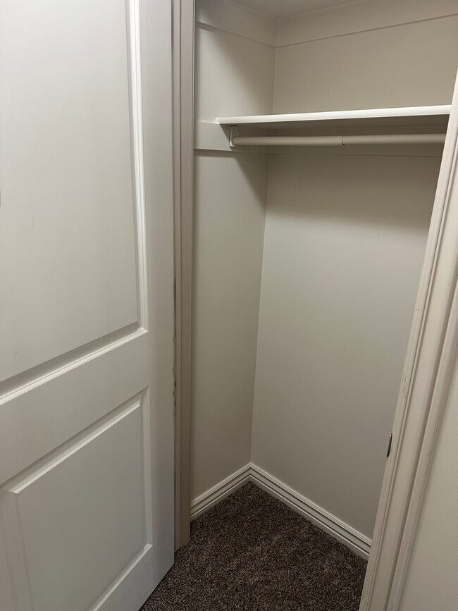 Building Photo - Modern 3 Bed, 2.5 Bath Townhouse - Excelle...