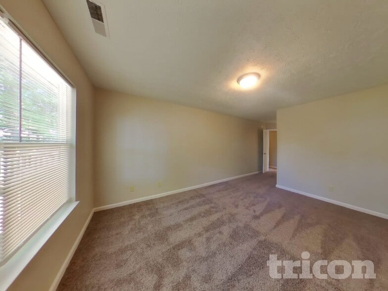 Building Photo - 740 Kingston Cir