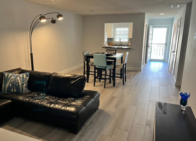 Living /dining room - 800 Coquina Ln