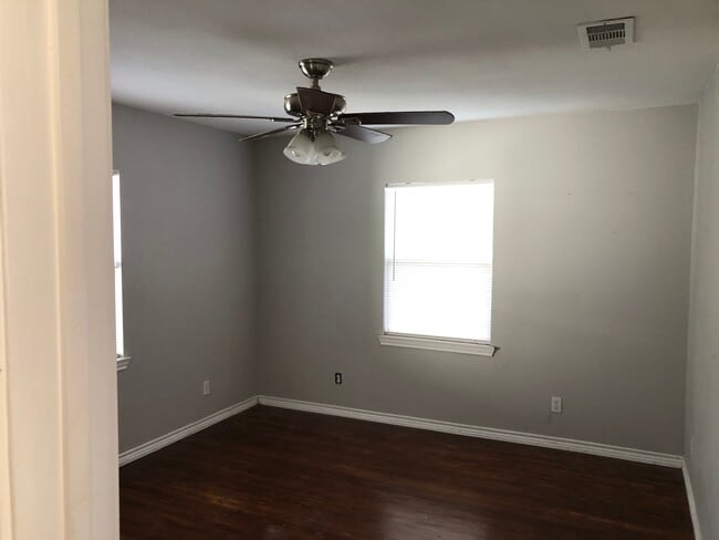 Building Photo - 603 Avenue B