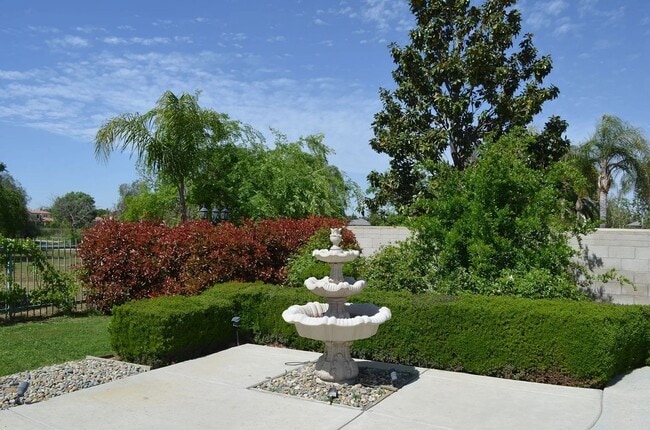 Building Photo - Spacious Riverlakes Golf Course Home with Pool, Spa & 3-Car Garage