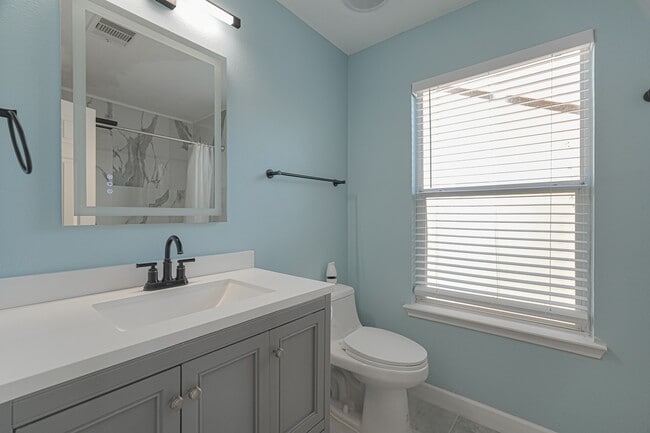 Building Photo - 20702 Settlers Lake Cir N