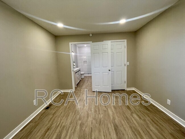 Building Photo - 3835 N Kenwood Ave
