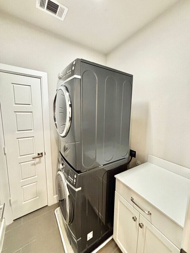 Building Photo - Spacious 3-Bedroom Home with Modern Amenit...