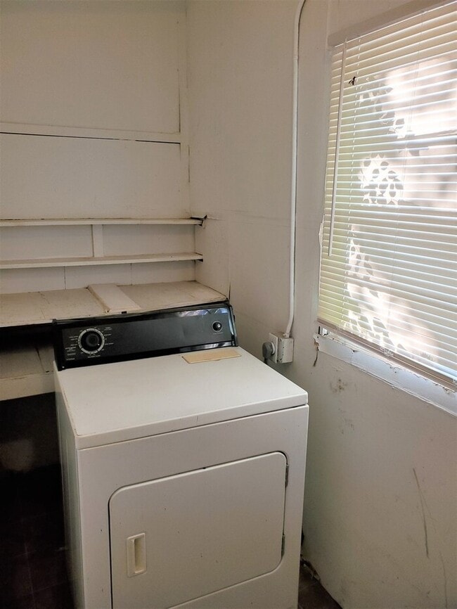 Building Photo - 1 BED 1 BATH DOWNSTAIRS GARAGE APT IN CAPITAL HILL AREA