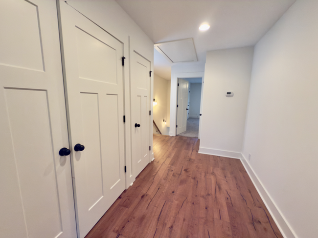 Building Photo - Beautiful 3 bed 3 bath WALKABLE to restaur...