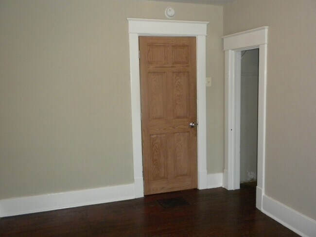 Building Photo - 3 Bedroom House-Downtown
