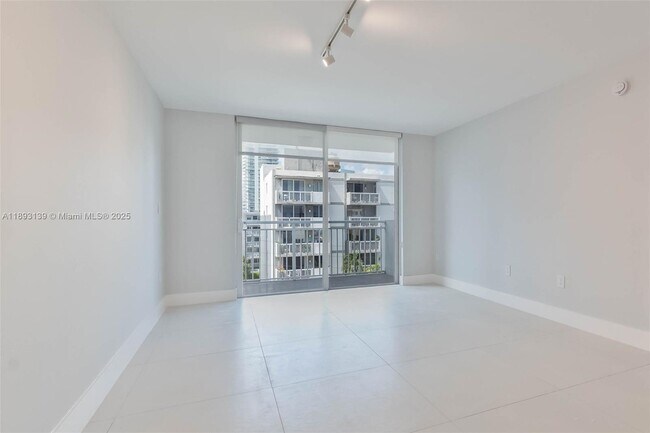 Building Photo - 1665 Bay Rd