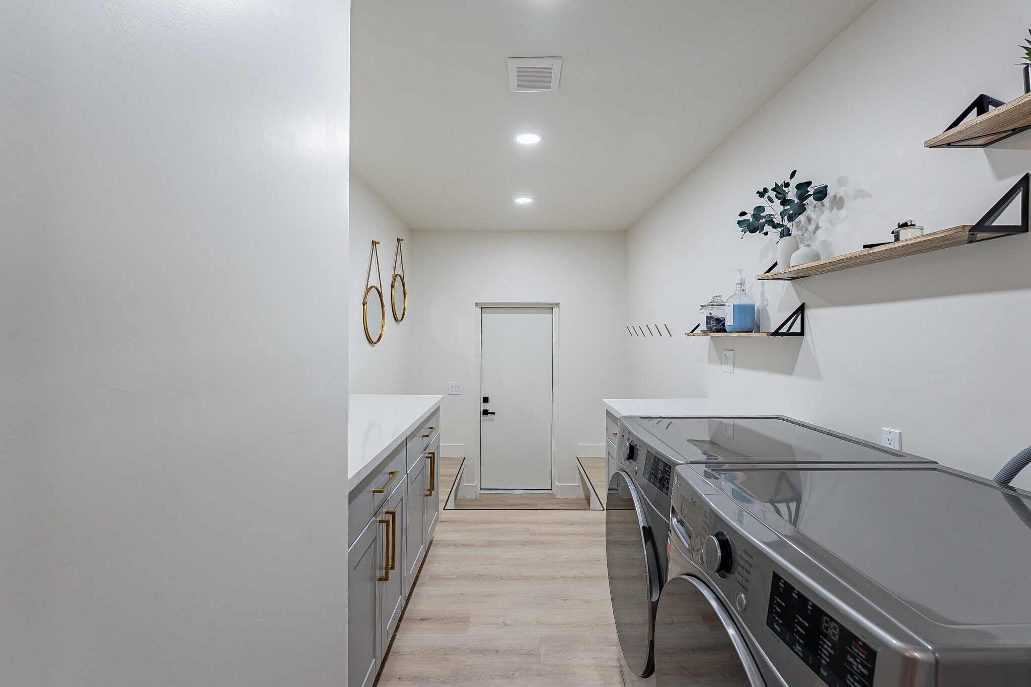 Laundry / Mud Room - 126 E Palmcroft Dr
