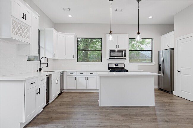 Building Photo - 806 E 39th St