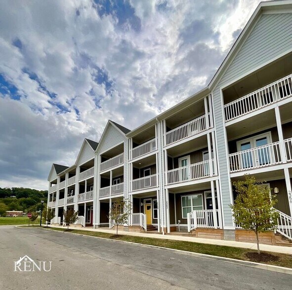 Building Photo - 2374 E 18th St Pl