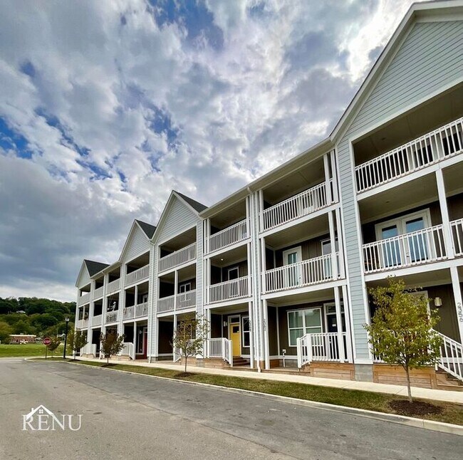 Building Photo - 2374 E 18th Street Pl