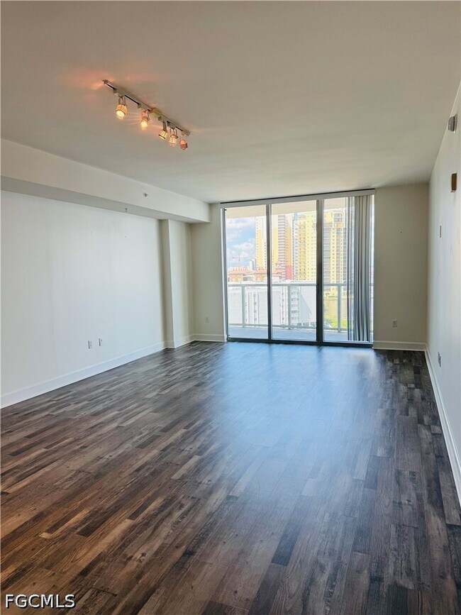 Building Photo - 3000 Oasis Grand Blvd