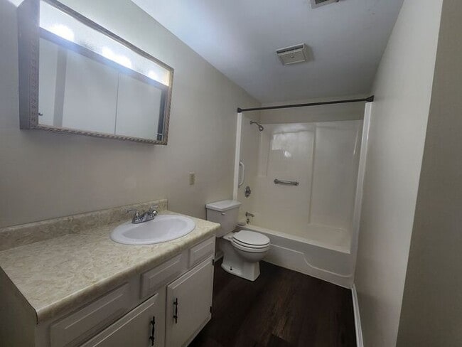 Building Photo - 2 Bedroom Apartment Across from Baesler's