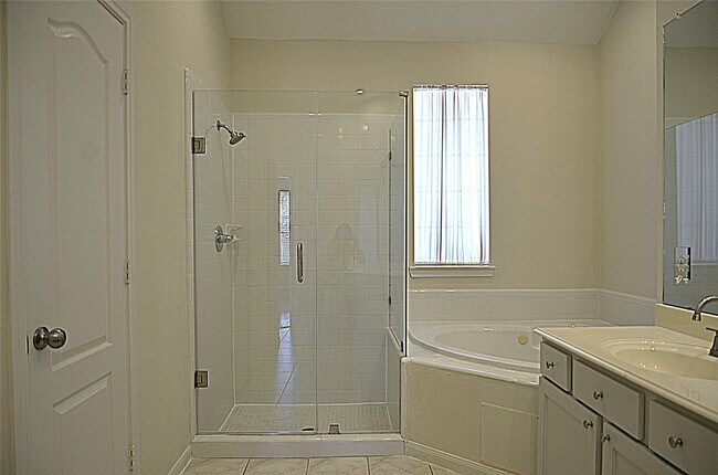 Building Photo - 218 Heathbrook Ln