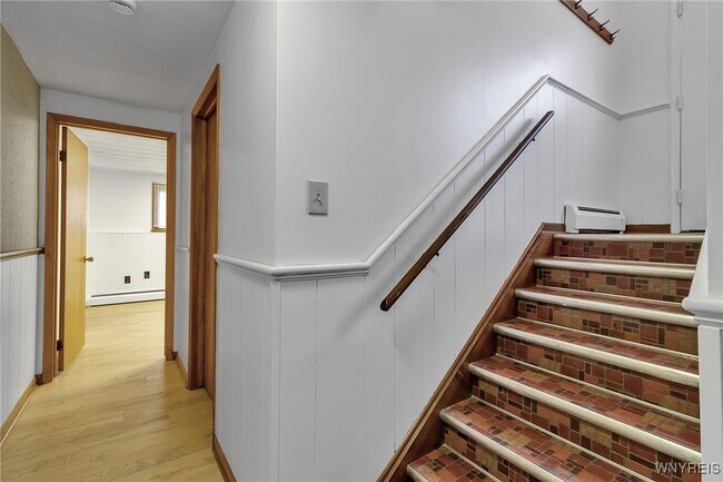 Building Photo - 28 Mead St