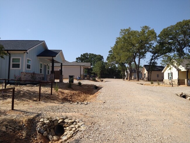 Building Photo - 1000 Wooded Hollow Ct