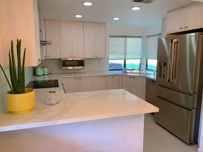 Building Photo - 686 N Palomar Cir