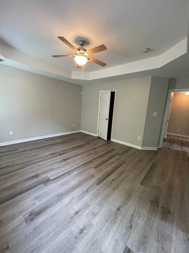 Building Photo - 2068 Lake Forest Dr
